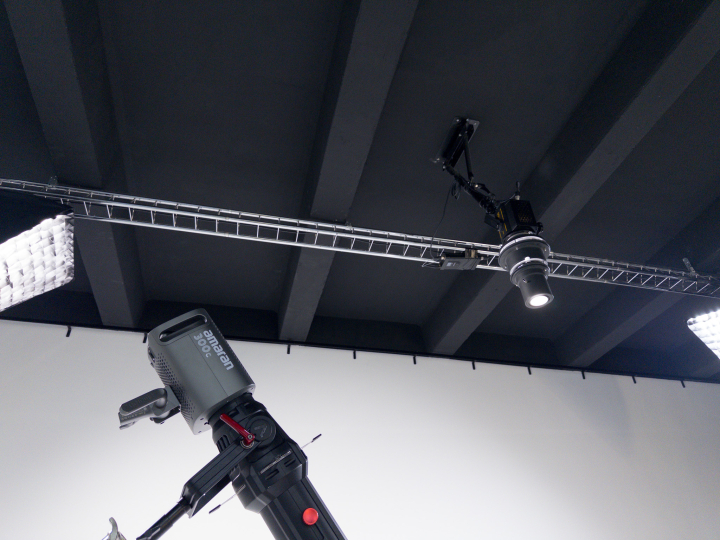 White с циклорамой