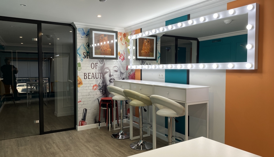 Большой зал (Famous)