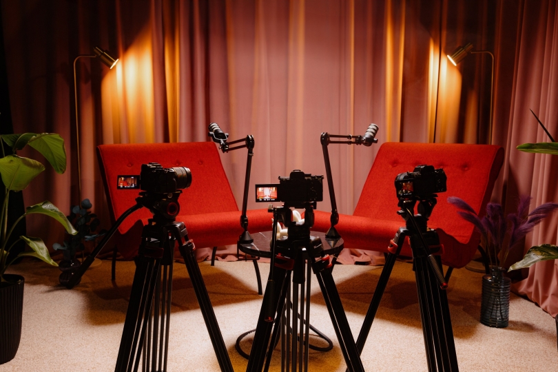 Студия для записи подкастов с видом на Москву