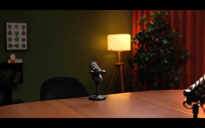 Зал со столом