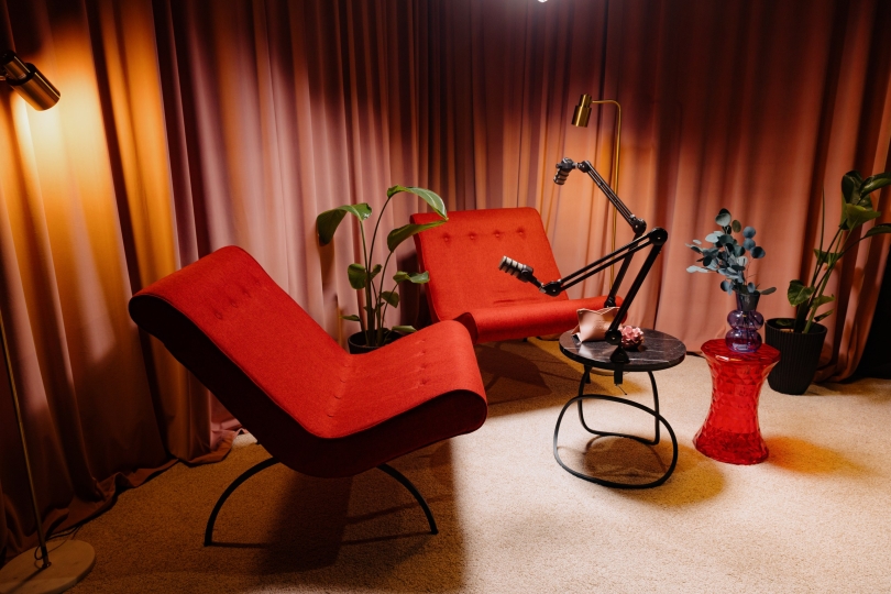 Студия для записи подкастов с видом на Москву