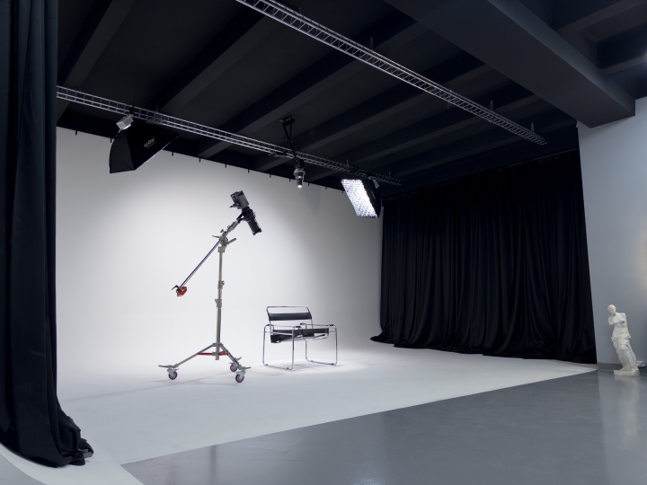 White с циклорамой