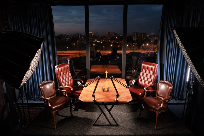 Студия для записи подкастов с видом на Москву