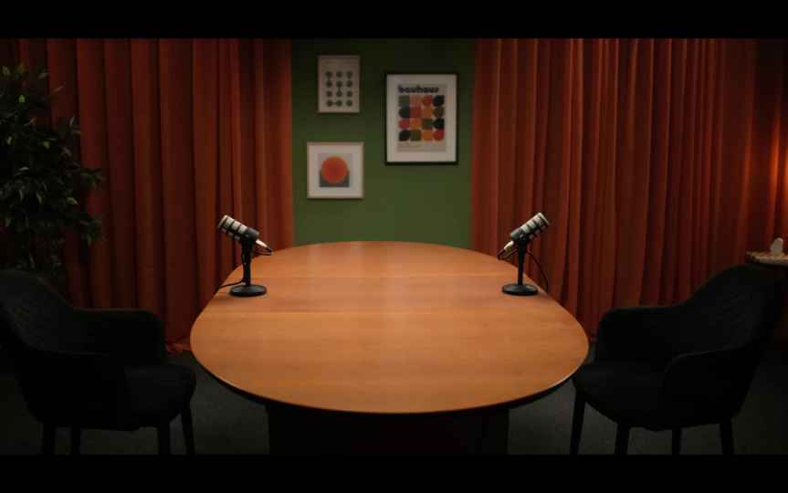 Зал со столом