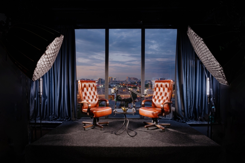 Студия для записи подкастов с видом на Москву