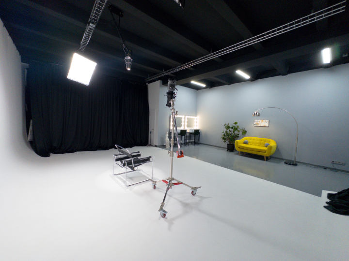 White с циклорамой