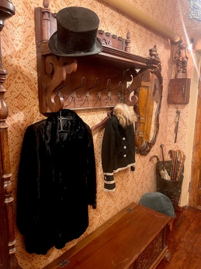 Ретро квартира с дореволюционной мебелью и антиквариатом