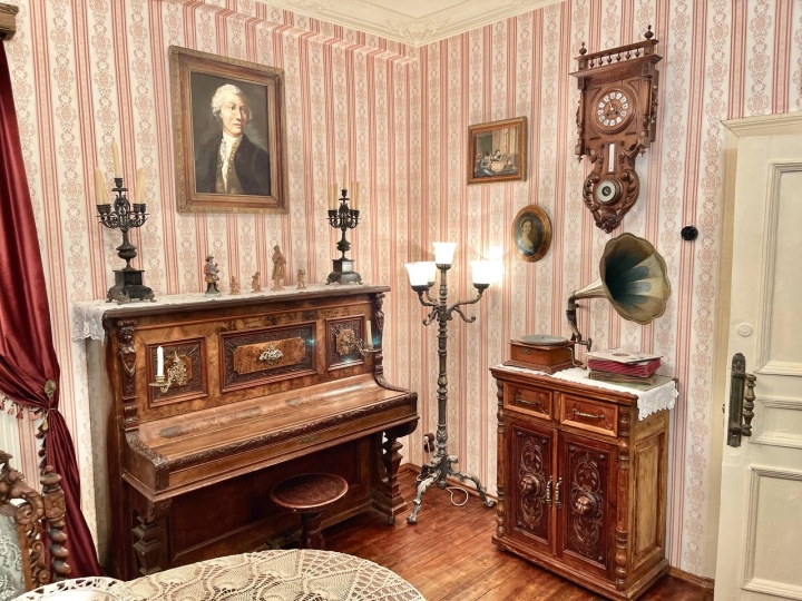 Ретро квартира с дореволюционной мебелью и антиквариатом