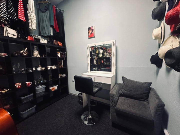 Белая циклорама и чёрный павильон 4ART STUDIO