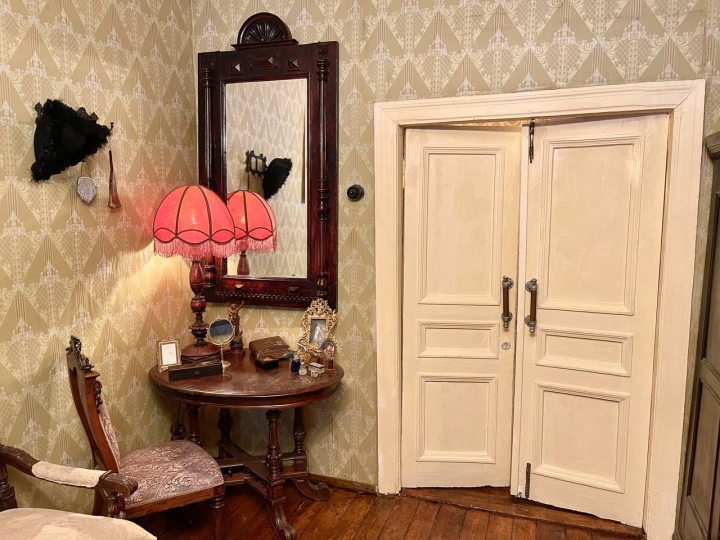 Ретро квартира с дореволюционной мебелью и антиквариатом