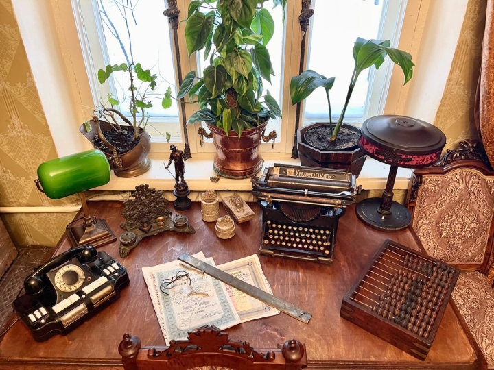 Ретро квартира с дореволюционной мебелью и антиквариатом
