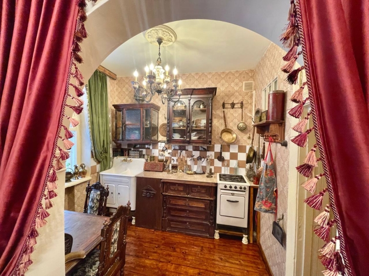 Ретро квартира с дореволюционной мебелью и антиквариатом