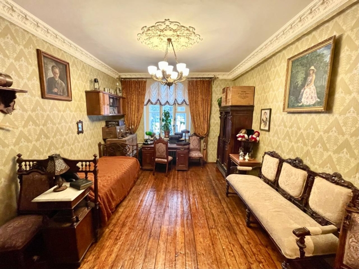 Ретро квартира с дореволюционной мебелью и антиквариатом