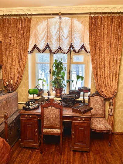 Ретро квартира с дореволюционной мебелью и антиквариатом