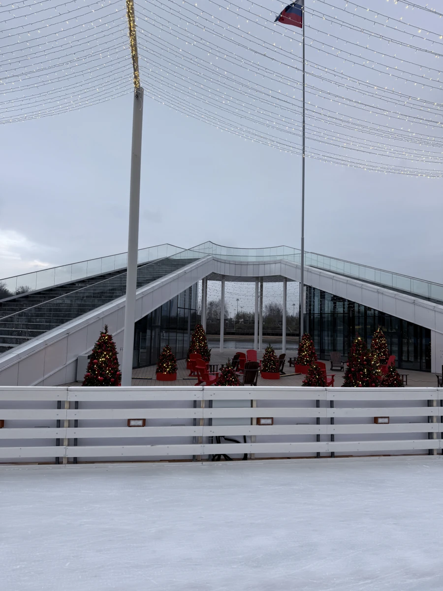 Каток на Царской набережной