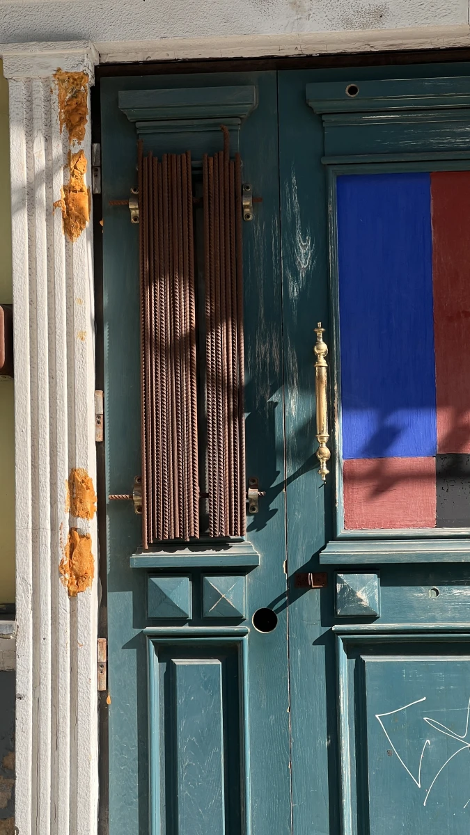 Необычная живописная дверь в центре