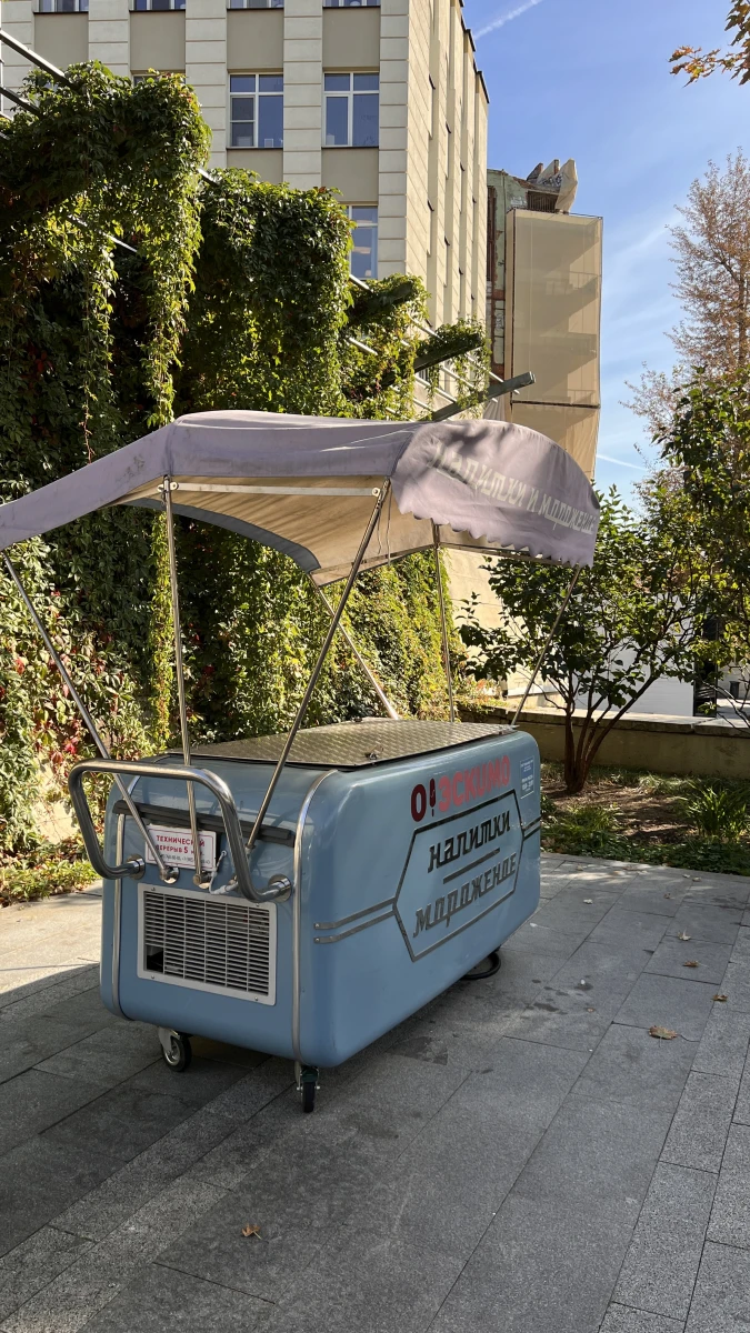 Фургон с мороженым на фоне плюща