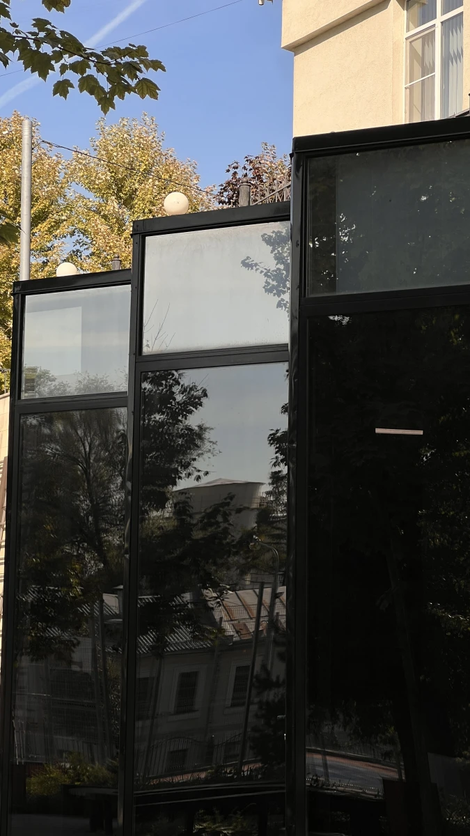 Здание из черного стекла