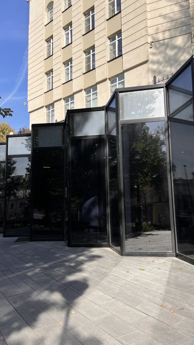 Здание из черного стекла