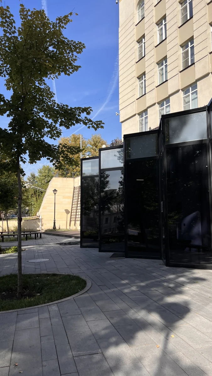 Здание из черного стекла