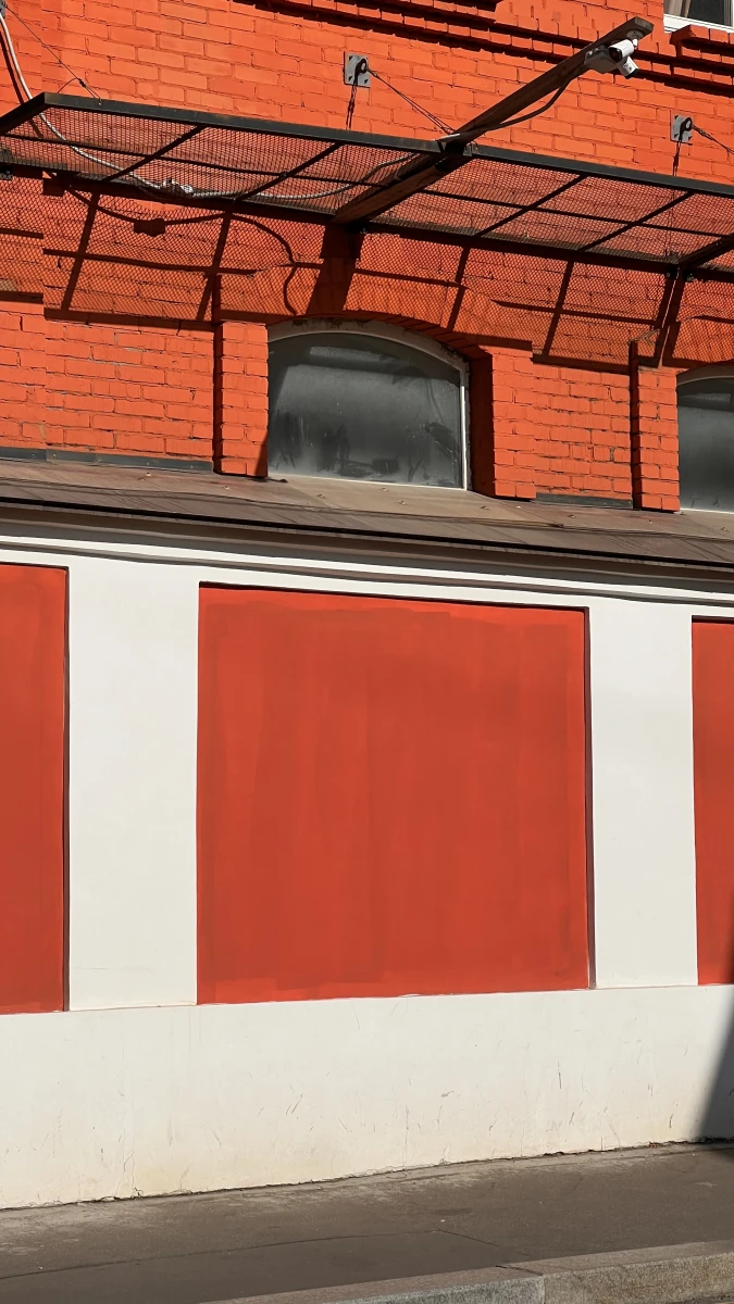 Яркий красно-оранжевый фасад с полукруглыми элементами