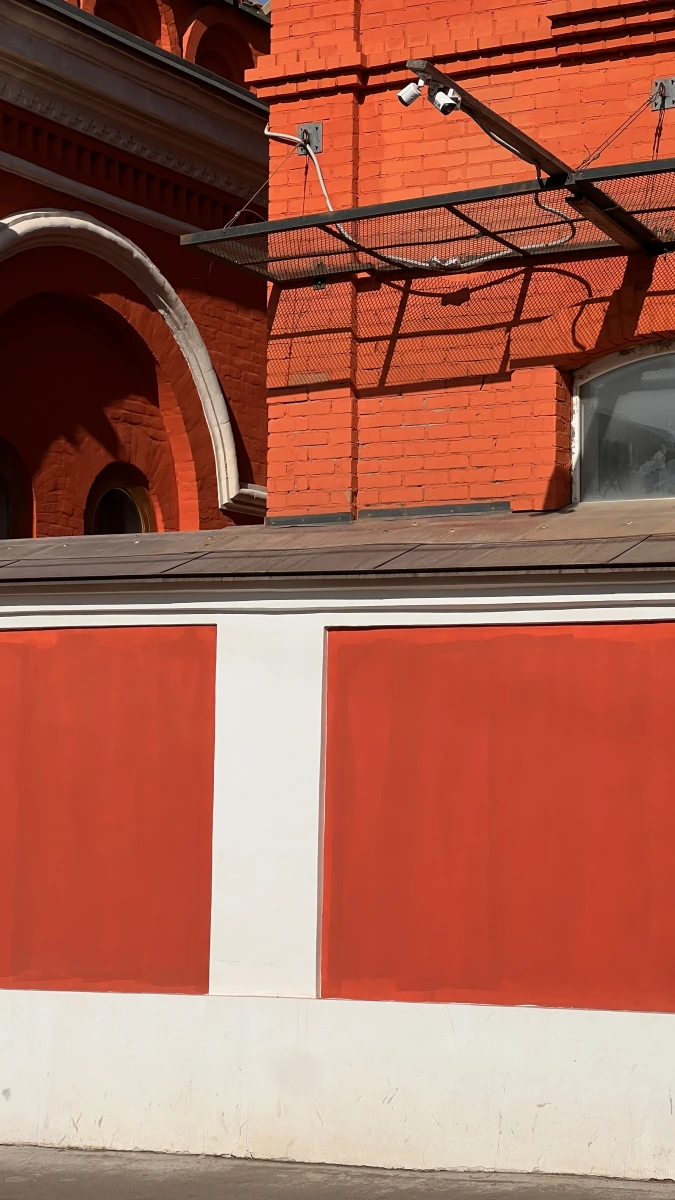 Яркий красно-оранжевый фасад с полукруглыми элементами