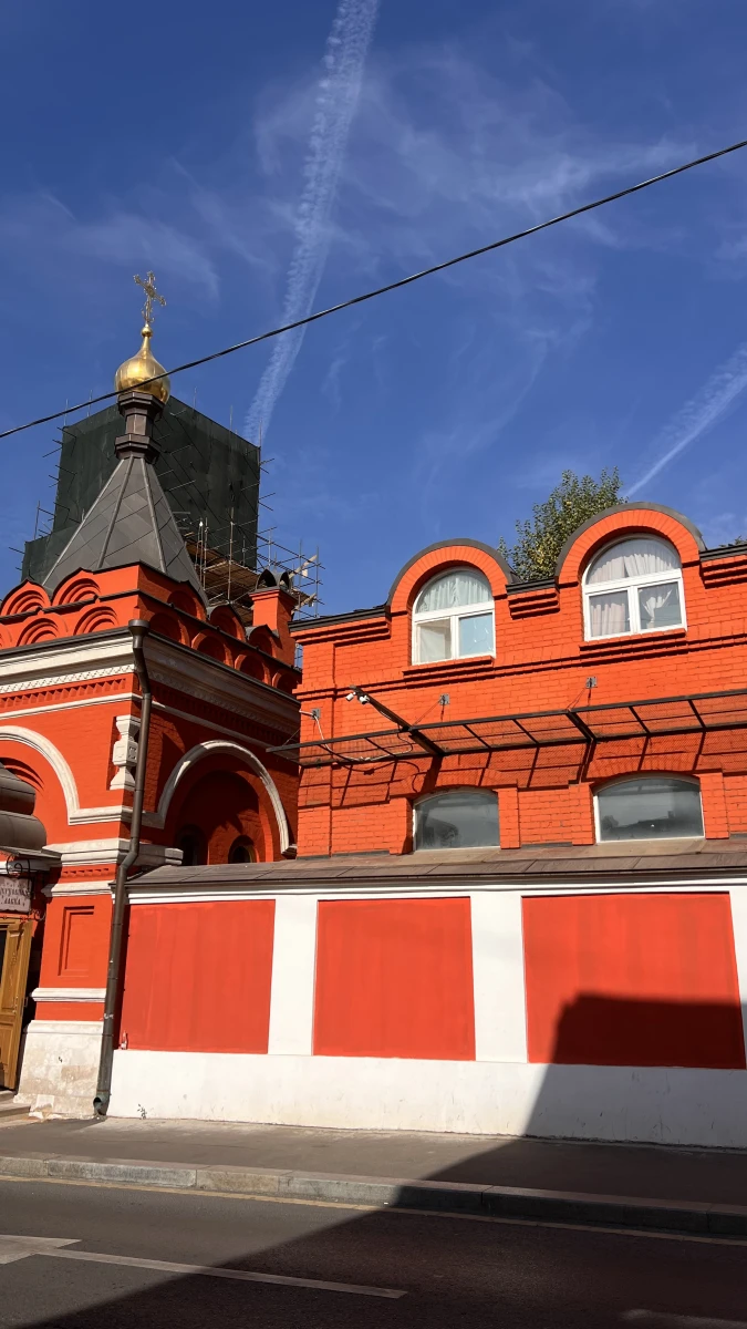 Яркий красно-оранжевый фасад с полукруглыми элементами