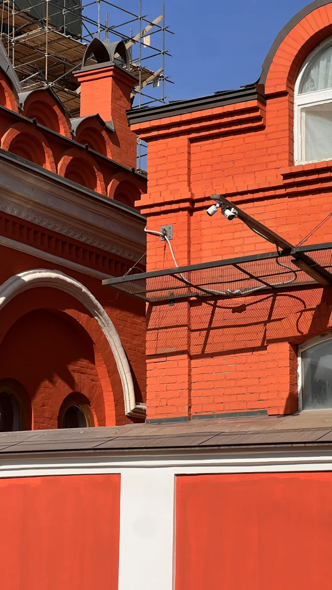 Яркий красно-оранжевый фасад с полукруглыми элементами