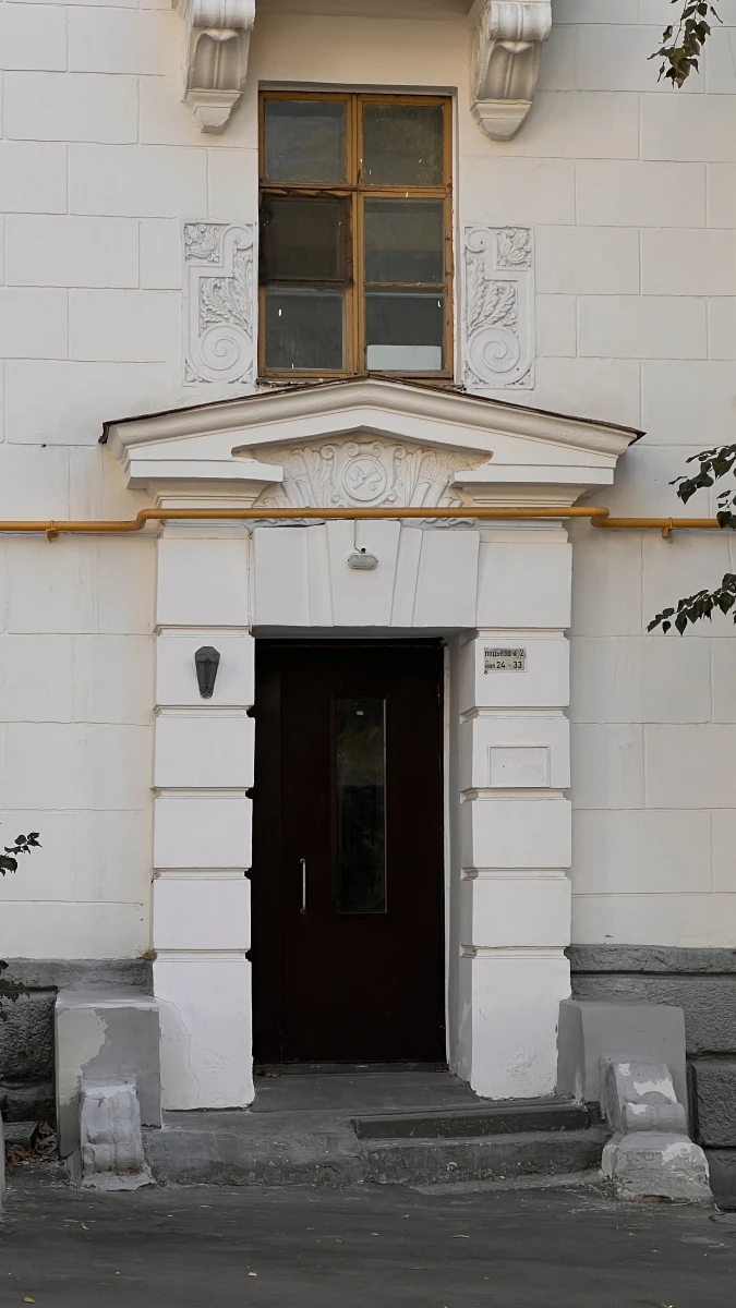 Красивое крыльцо подъезда в классическом стиле