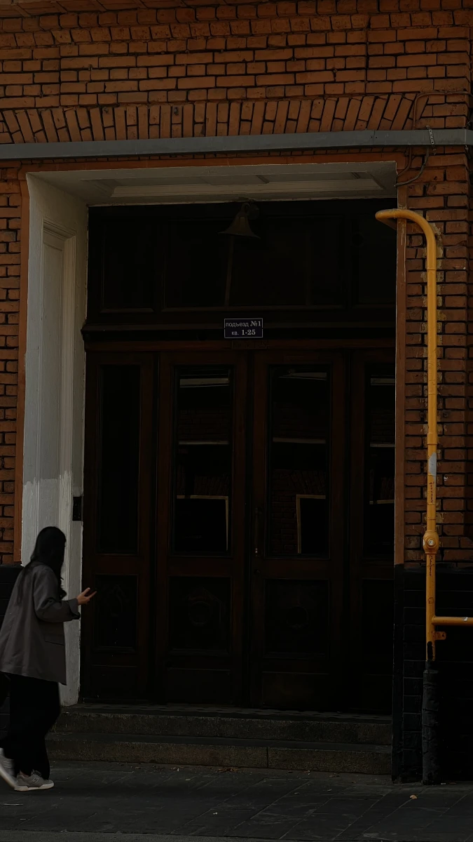 Красивая монументальная деревянная дверь