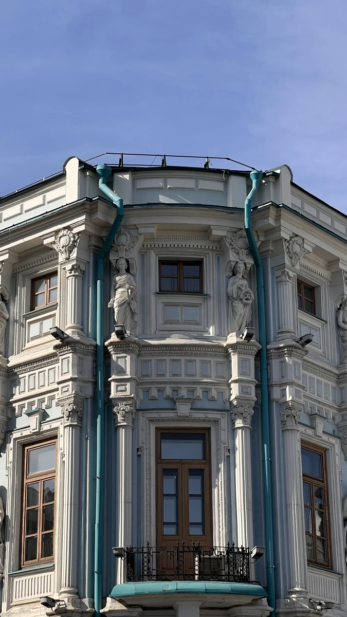 Шикарный фасад здания в голубых тонах