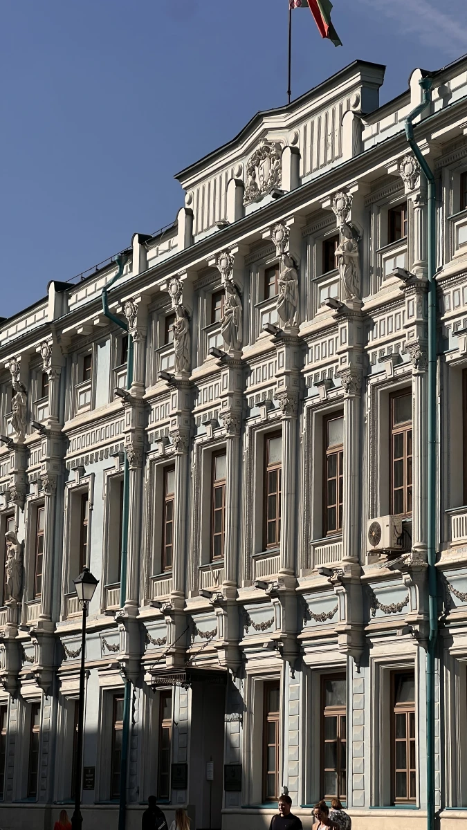 Шикарный фасад здания в голубых тонах