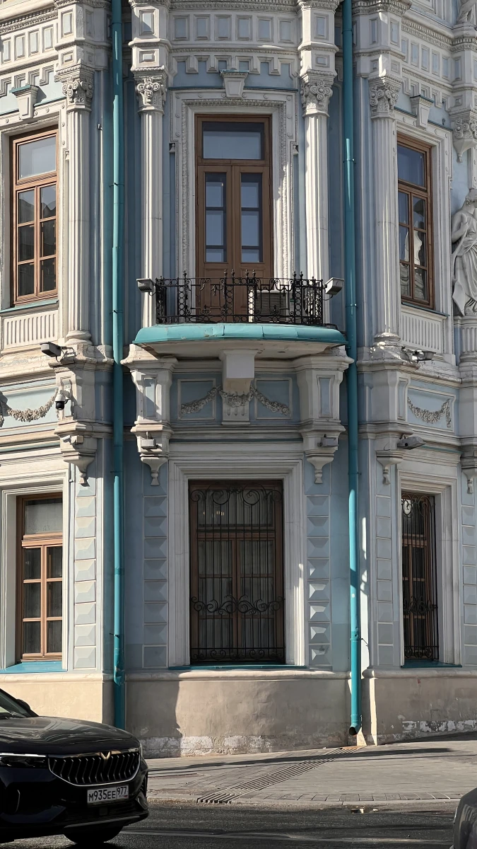 Шикарный фасад здания в голубых тонах
