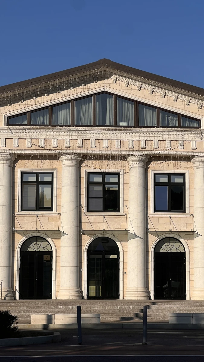 Фасад здания с колоннами в Лужниках