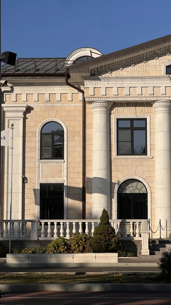 Фасад здания с колоннами в Лужниках