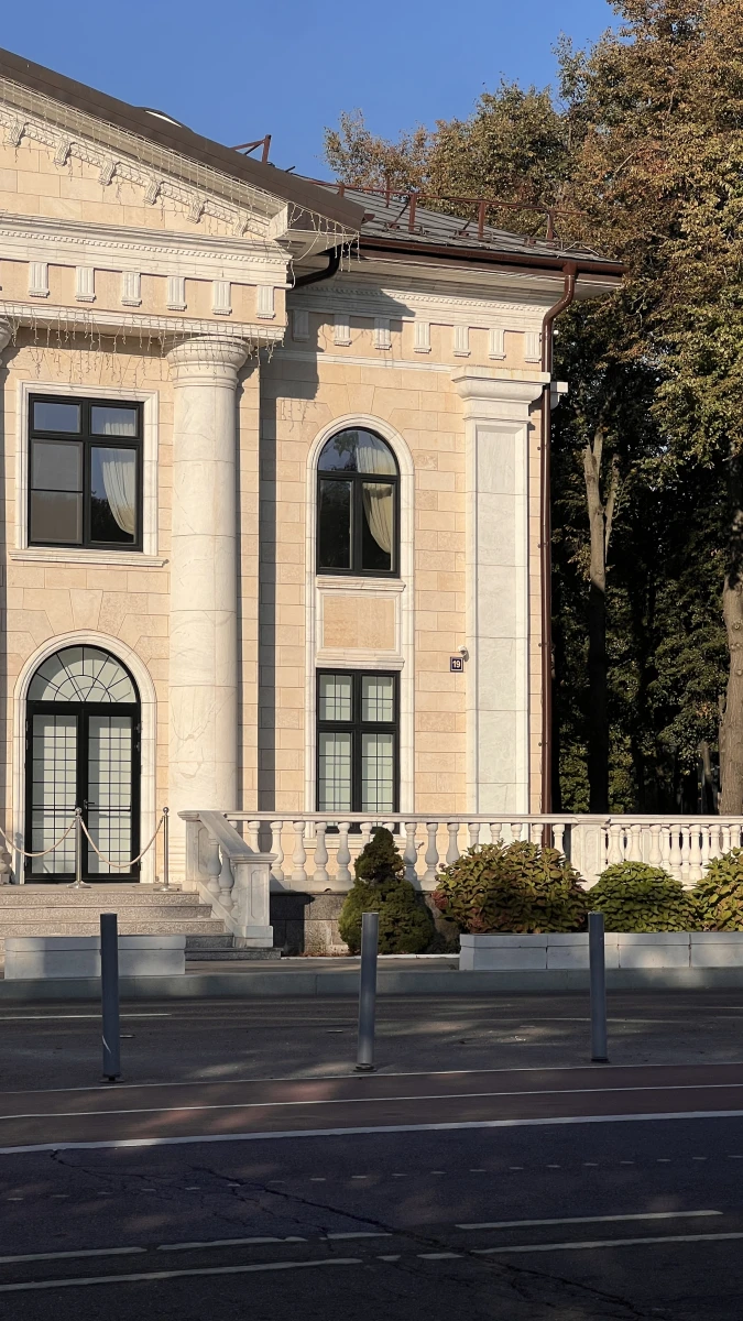 Фасад здания с колоннами в Лужниках