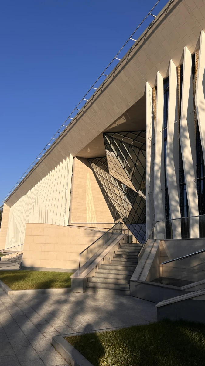 Необычная архитектура фасада Дворца спорта в Лужниках