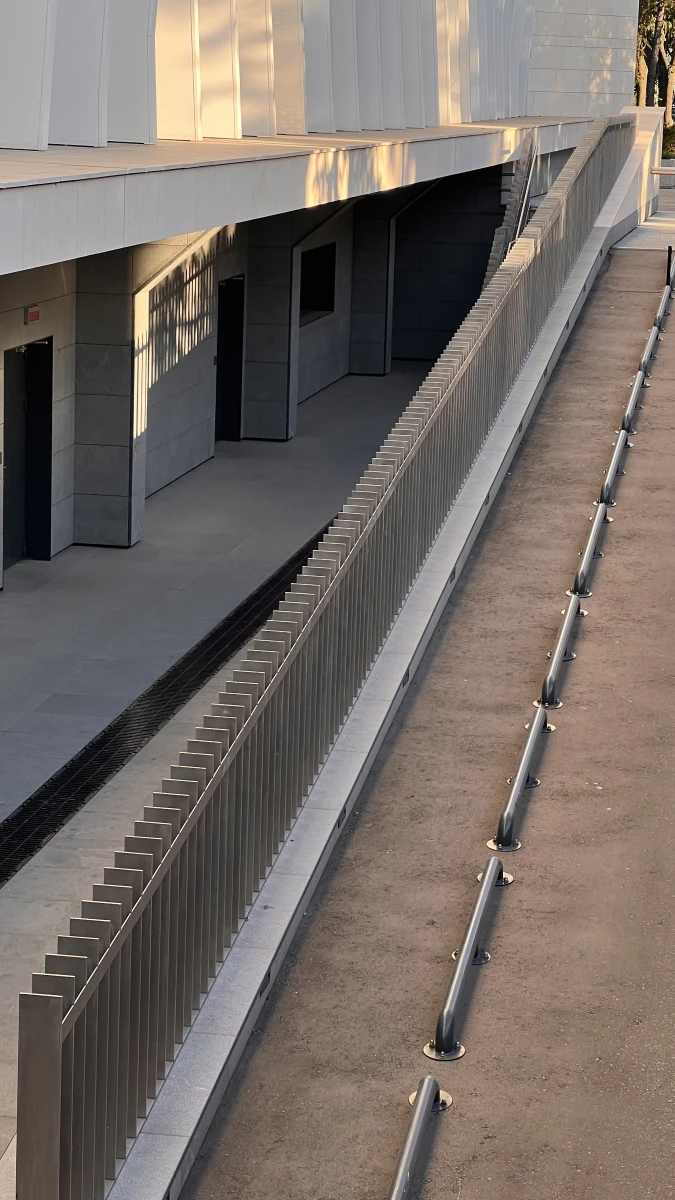 Необычная архитектура фасада Дворца спорта в Лужниках