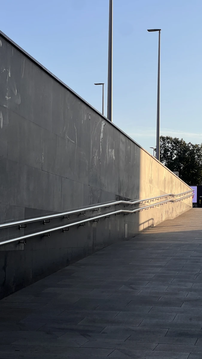 Минималистичная серая стена с перилами