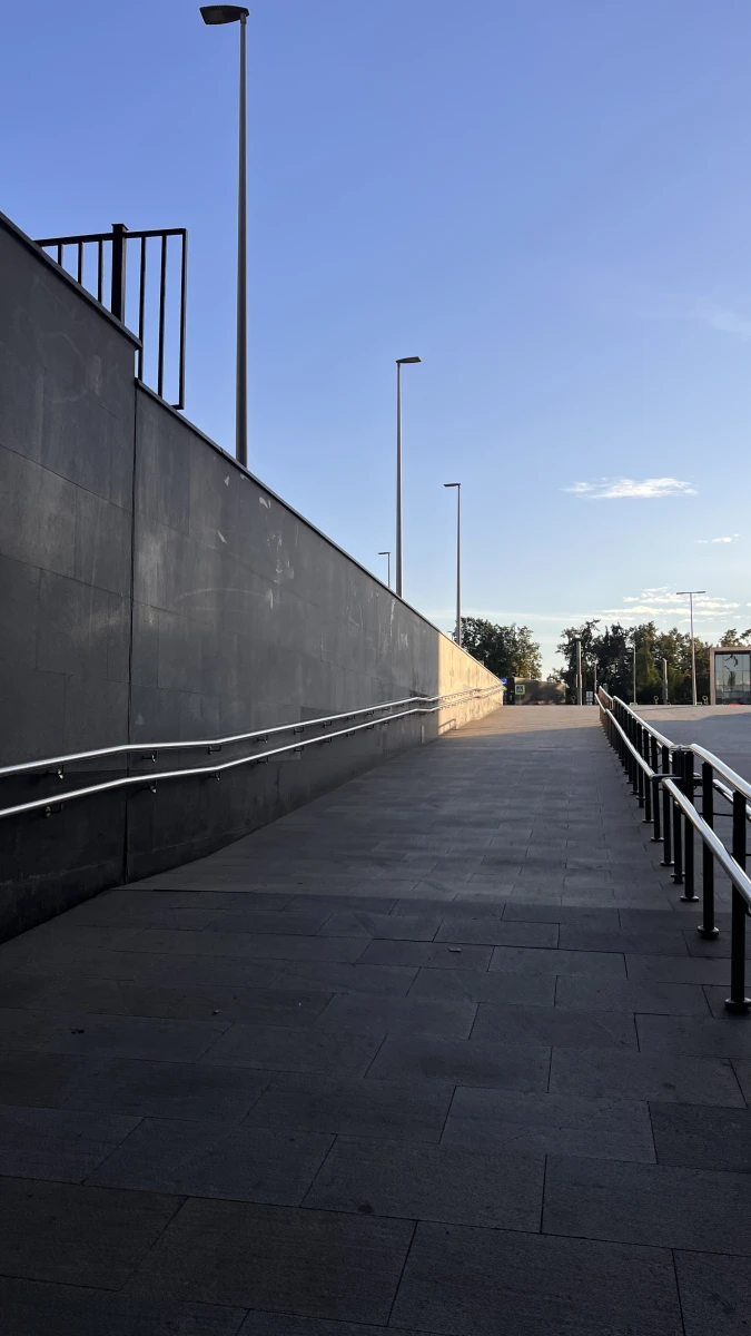 Минималистичная серая стена с перилами