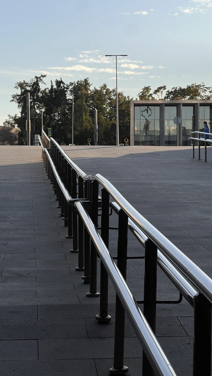 Минималистичная серая стена с перилами