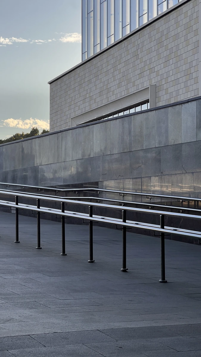 Минималистичная серая стена с перилами