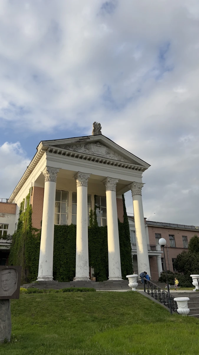 Величественное здание с колоннами