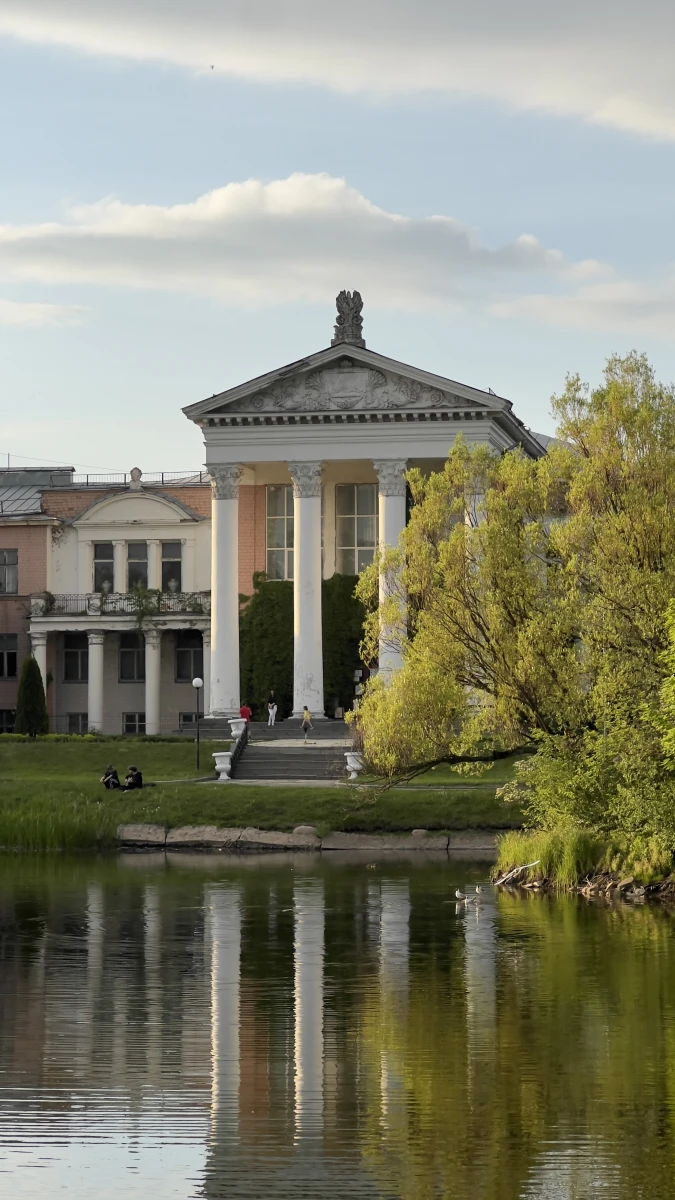 Величественное здание с колоннами