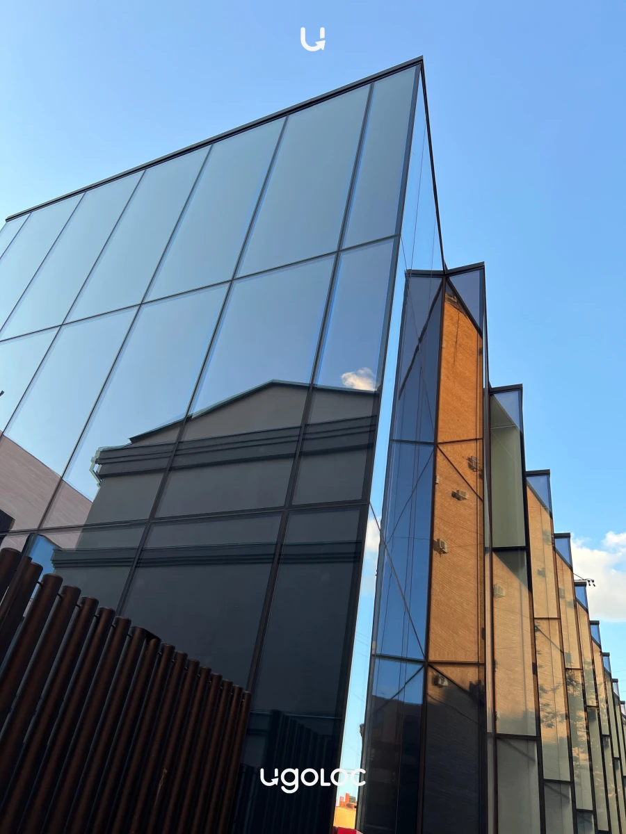 Стеклянное здание в современном стиле