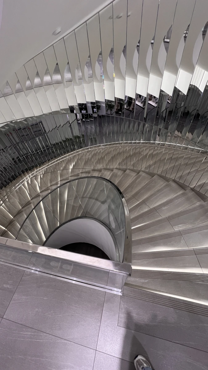 Винтовая лестница магазина GJ