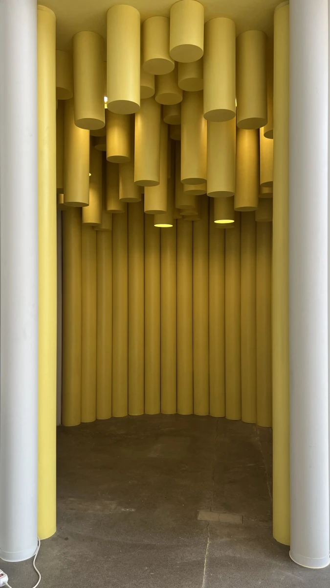 Желтая фотозона магазина MONONOVA