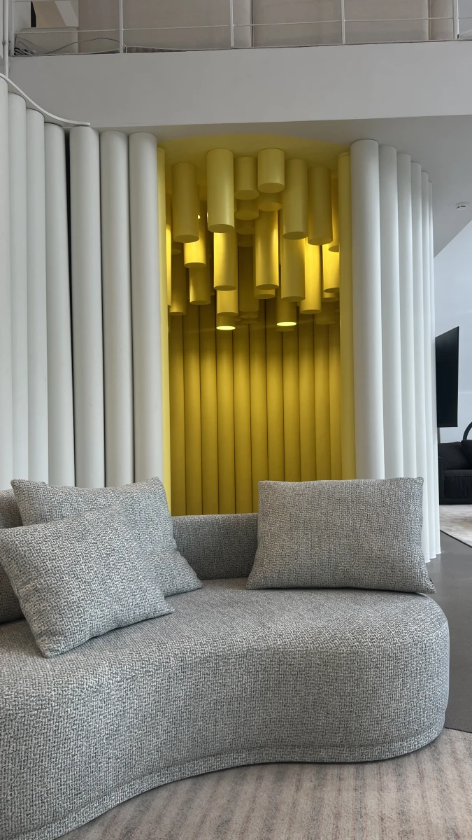 Желтая фотозона магазина MONONOVA