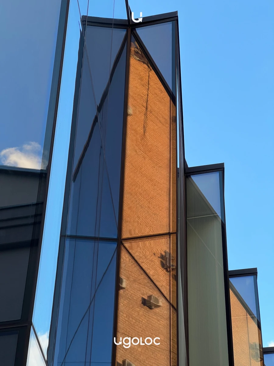 Стеклянное здание в современном стиле