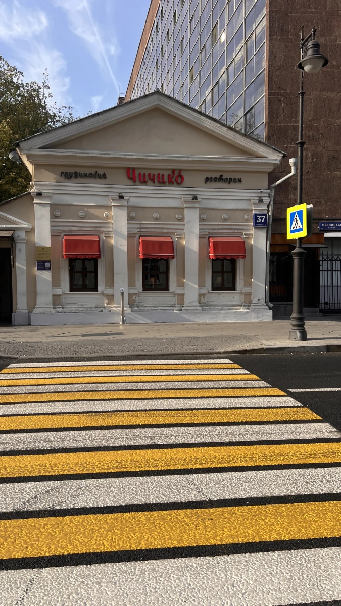 Стильные красные козырьки окон